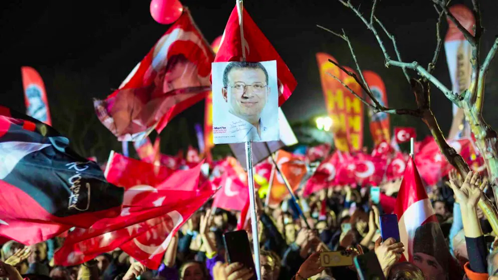 ARCHIVE - Demonstrators wave flags and hold up pictures of detained Istanbul mayor Imamoglu during a protest against the 2025 national government. photo: Francisco Seco/AP/dpa