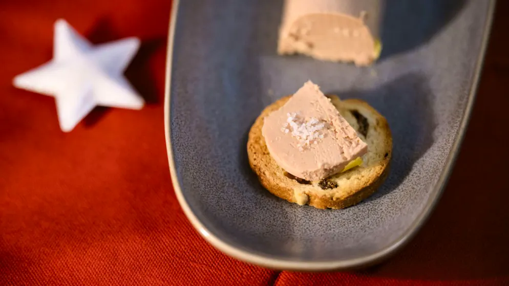 Für die einen eine Delikatesse für Festtage, und für die anderen ein tierquälerisches Produkt: Der Nationalrat will mit einer Deklarationspflicht und gegebenenfalls weiteren Massnahmen Importe von Foie gras dämpfen. (Themenbild)