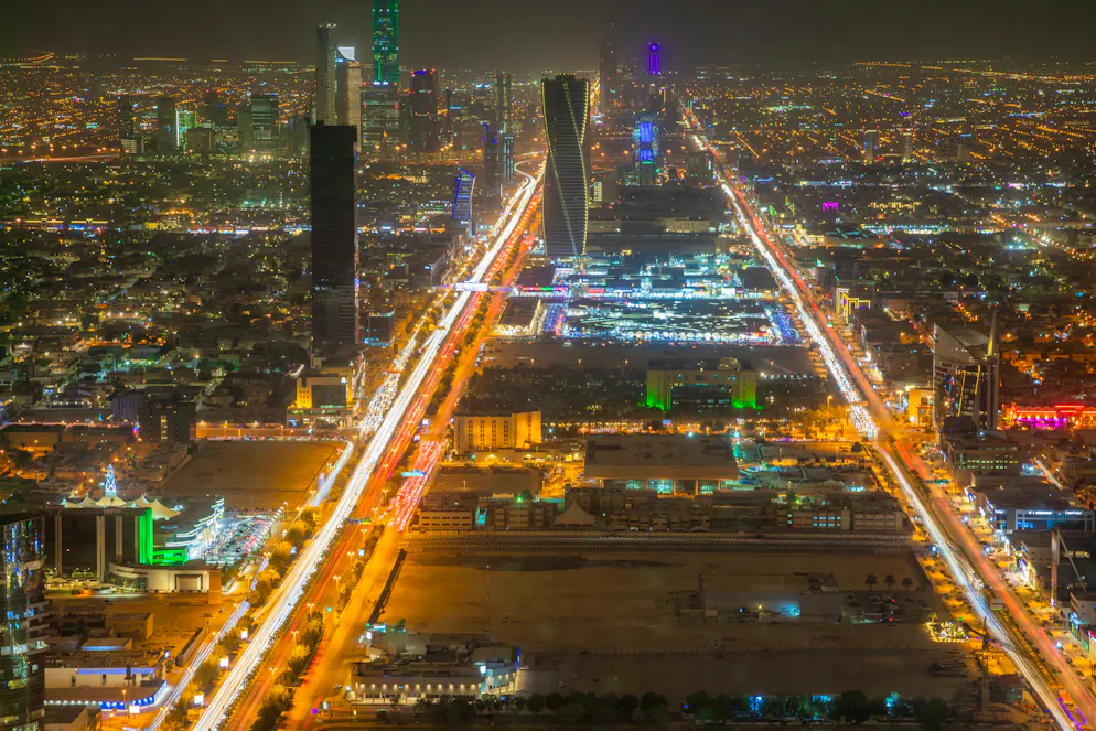 In Saudi-Arabiens Hauptstadt Riad sind vier Menschen durch herabstürzende Trümmer verletzt worden.