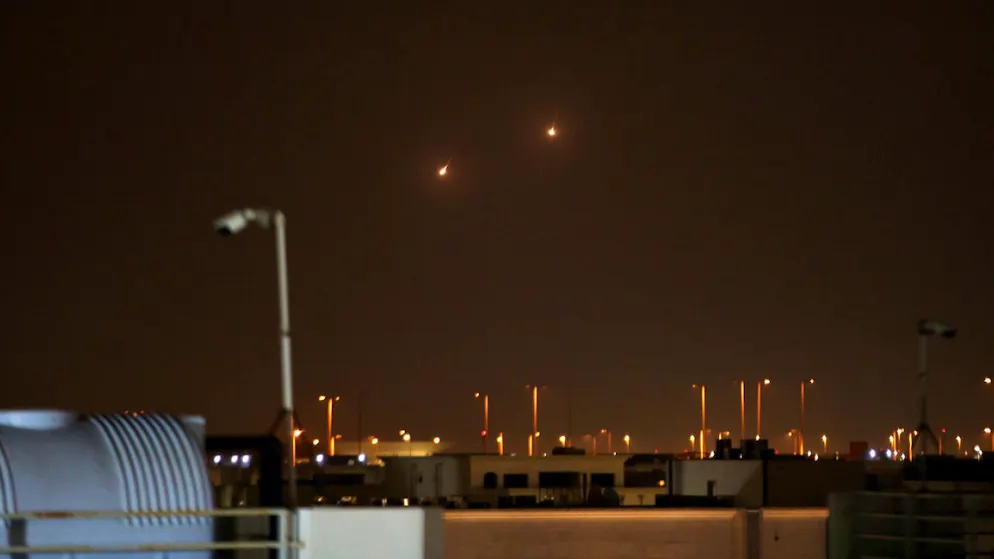 Die katarischen Streitkräfte starten Abfangraketen in den Himmel über Doha, um ankommende iranische Raketen abzufangen.