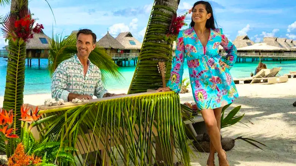 Dr. Jessica Delgado (Collien Ulmen Fernandes) is surprised by the musical talent of her captain Max Parger (Florian Silbereisen) in the "Traumschiff" episode Bora Bora.