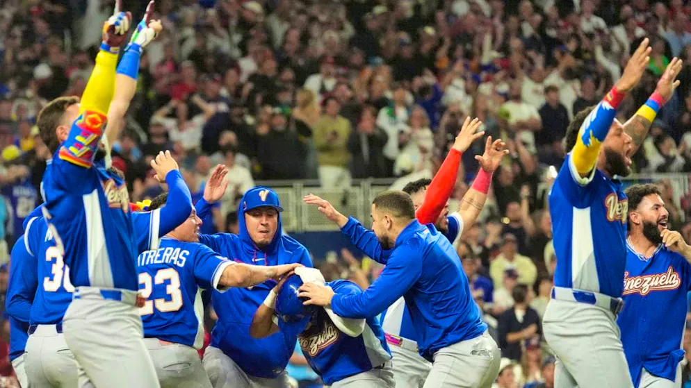 Venezuela's baseball team celebrates its victory in the final against the USA