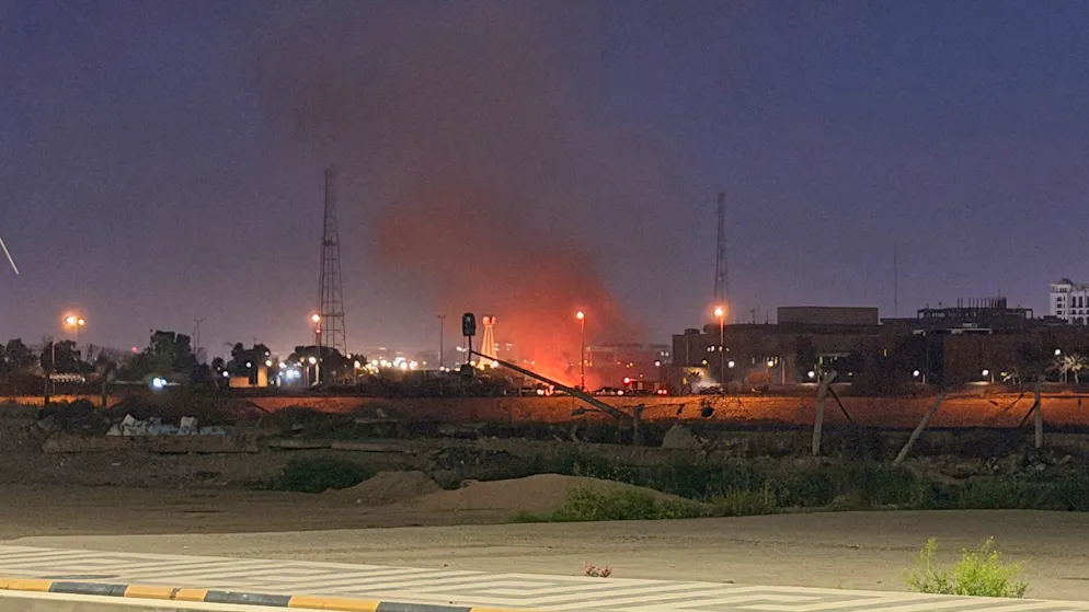 Ein Gebäude innerhalb des US-Botschaftskomplexes in Bagdad scheint in Flammen zu stehen. (17. März 2026)
