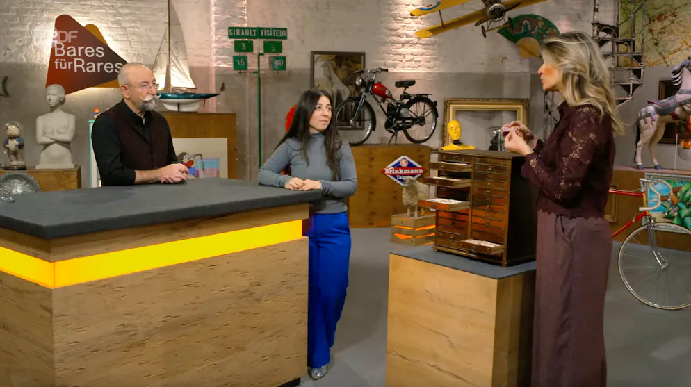 Horst Lichter und war hin und weg vom Schubladenschränkchen, das Vanessa aus Essingen verkaufen wollte. «Und das ist auch noch voll?», staunte der Moderator weiter, als Expertin Bianca Berding die Schubladen öffnete.