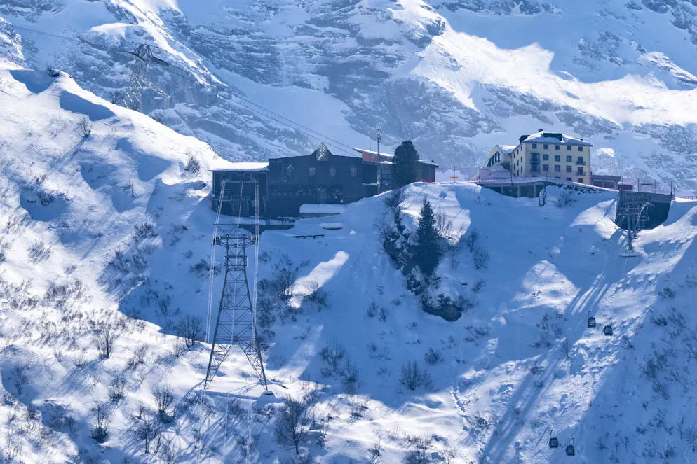 La chute d'une télécabine fait un mort au-dessus d'Engelberg (OW) - Gallery. KEYPIX - Vue sur la station intermédiaire de Truebsee de la télécabine Engelberg-Titlis Express, après qu'une cabine de cette même ligne s'est écrasée à Truebsee, le mercredi 18 mars 2026 à Engelberg. (KEYSTONE/Urs Flueeler)