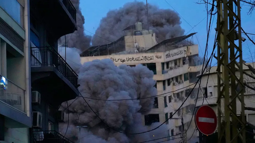 Nach einem israelischen Luftangriff am Mittwochmorgen fällt ein Gebäude im Zentrum von Beirut in sich zusammen.