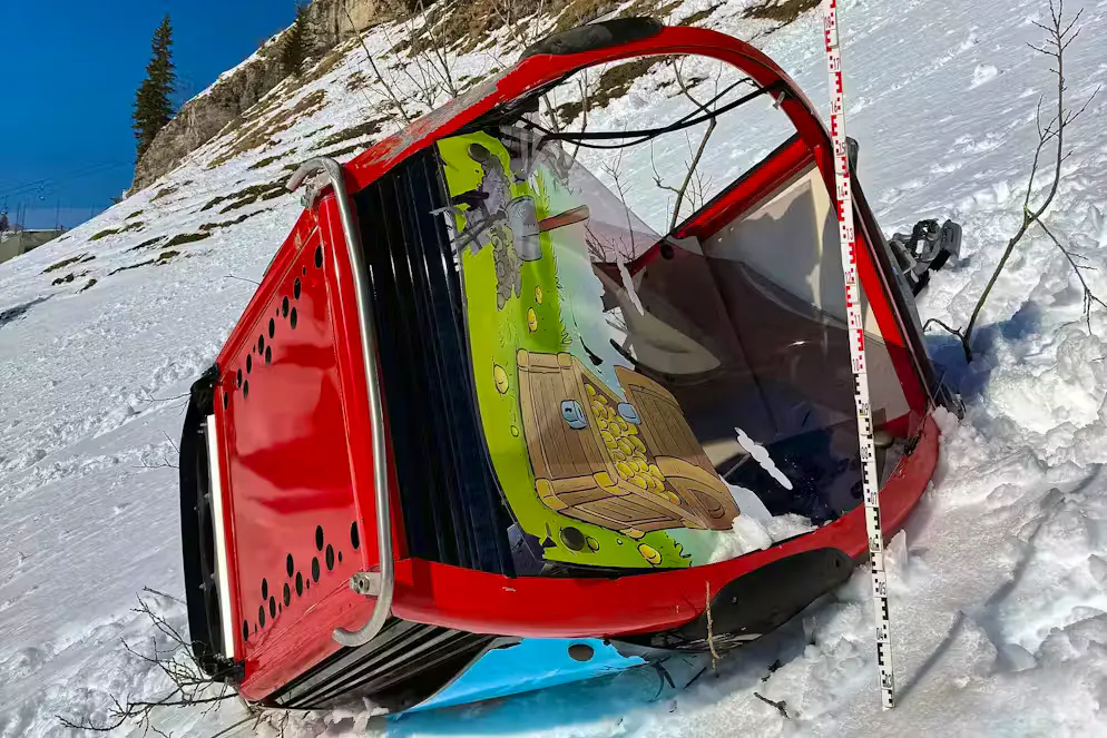 La chute d'une télécabine fait un mort au-dessus d'Engelberg (OW) - Gallery. La télécabine détruite après la chute.