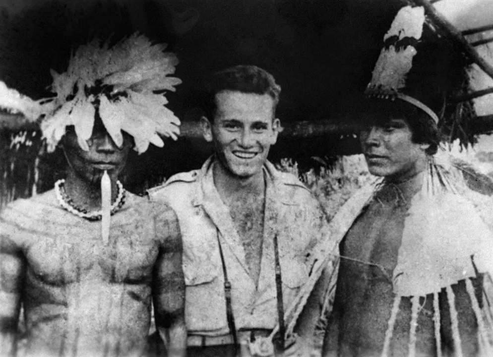 (ARCHIVES) Cette photographie non datée, reçue le 15 juillet 1952, montre l'explorateur français Raymond Maufrais posant avec des Indiens du Mato Grosso dans un lieu non précisé au Brésil. L'explorateur français Raymond Maufrais, disparu en janvier 1950 lors d'une expédition dans la jungle guyanaise et dont le corps n'a jamais été retrouvé, a été officiellement déclaré mort le 18 mars 2026 par le tribunal de Cayenne, soixante-seize ans après sa disparition. (Photo : INTERCONTINENTALE / AFP)