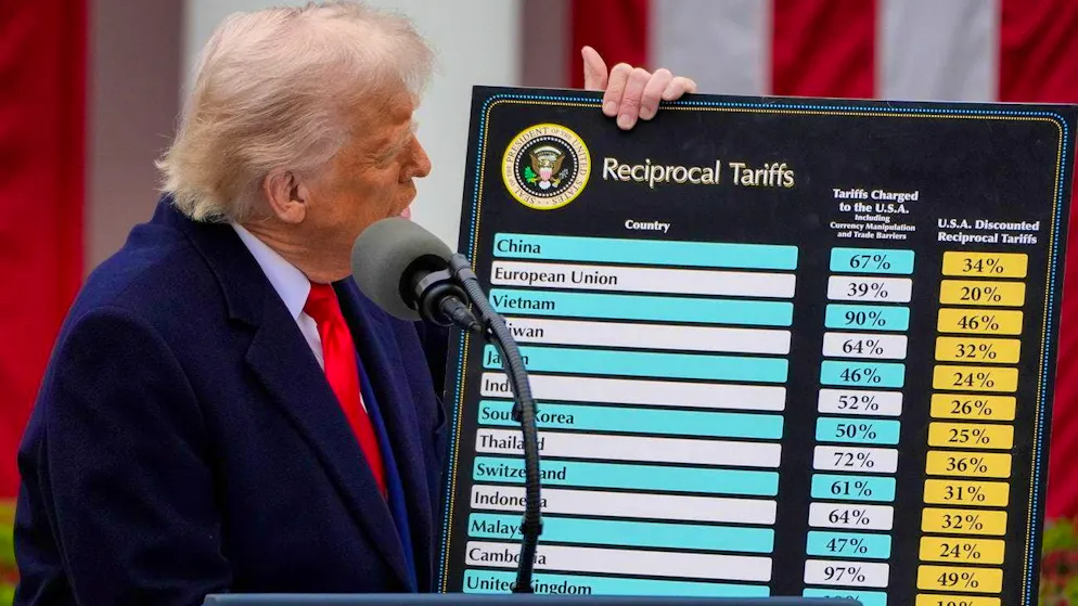 Fictitious tariff rates: US President Donald Trump on April 2, 2025 in the Rose Garden of the White House with his plaque showing other countries' alleged import tariffs on US goods and planned US counter-tariffs.