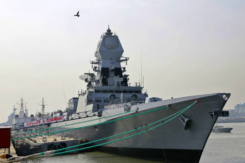 Die INS Chennai und weitere indische Marineschiffe im Hafen von Mumbai.