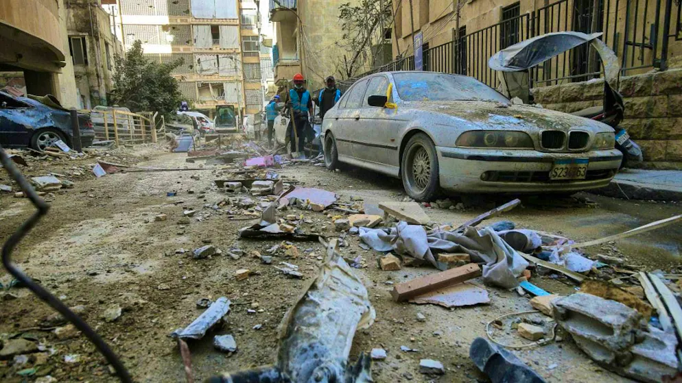 dpatopbilder - Workers clear debris from a street in Beirut after a residential building was hit by an Israeli airstrike. Photo: Marwan Naamani/dpa