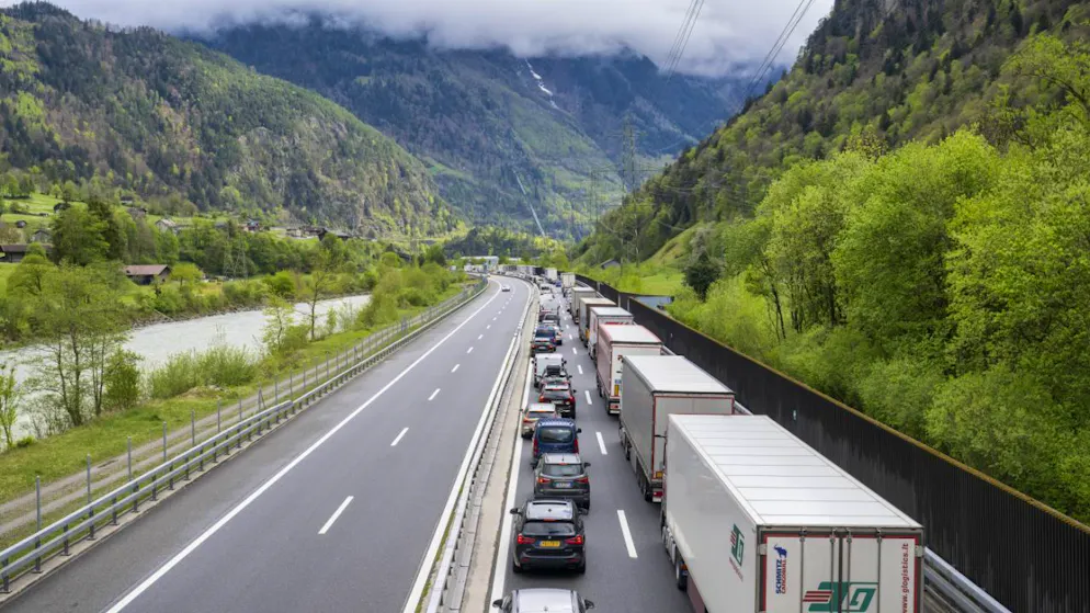 Das Parlament verlangt eine neue Abgabe für den Transitverkehr durch die Schweiz. Nun muss sich der Bundesrat an die Umsetzung machen. (Archivbild)