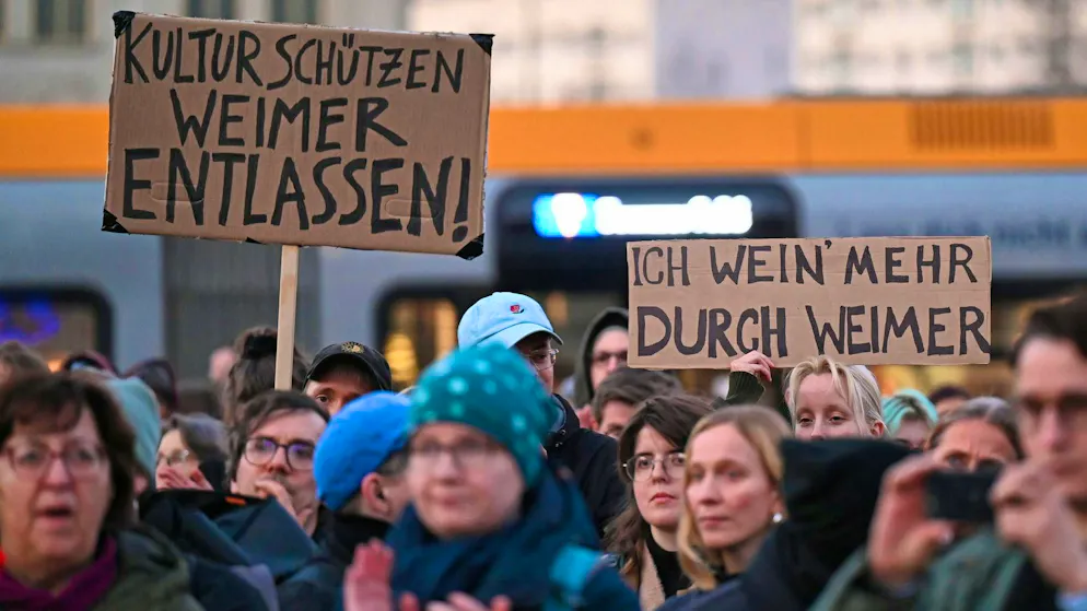 At the opening of the Leipzig Book Fair on Wednesday, hundreds of people demonstrated against the latest decisions made by Minister of State for Culture Wolfram Weimer.