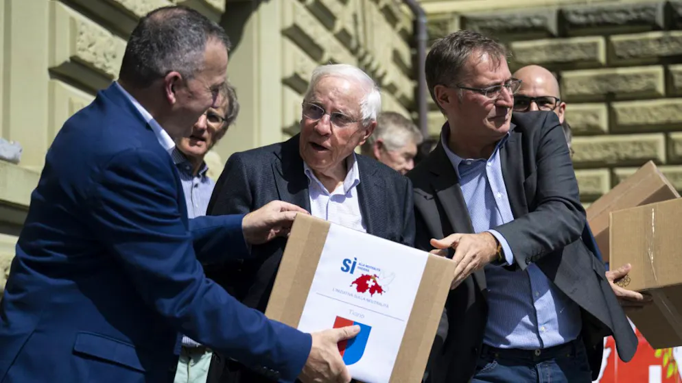 Der frühere Bundesrat Christoph Blocher bei der Einreichung der Unterschriften für die Neutralitätsinitiative im April 2024. (Archivbild)