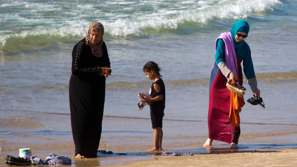 In Genf nicht mehr erlaubt nach dem Entscheid im Kantonsparlament: Burkinis und ähnliche Bekleidungen in Schwimmbädern und öffentlichen Bädern. (Archivbild)