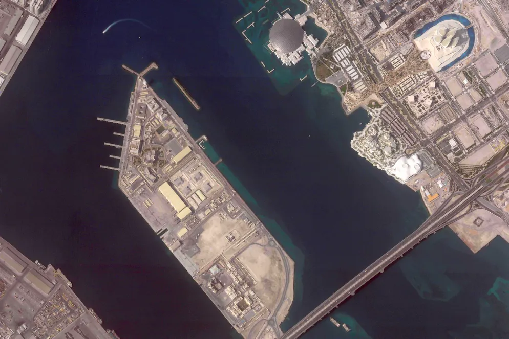 Satellitenbilder zeigen Folgen des Krieges im Nahen Osten. ... in der Nähe des Sajed-Hafens und unweit des Kulturviertels mit dem Louvre Abu Dhabi und anderen grossen Museen, die teils bereits geöffnet sind, teils noch in der Bauphase.