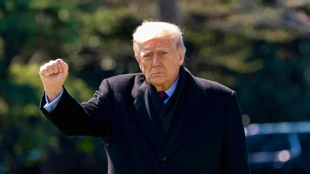 President Donald Trump raises his fist as he takes off in Marine One from the South Lawn of the White House in Washington. Photo: Alex Brandon/AP/dpa