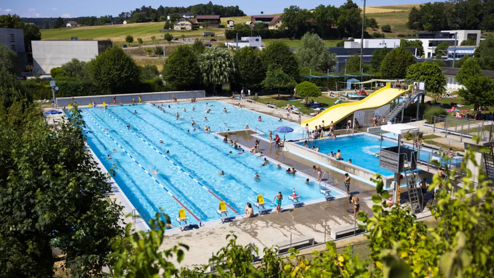 Das Parlament von Pruntrut hat grünes Licht gegeben zur weiteren Zugangsbeschränkung zum Schwimmbad. Die umstrittene Massnahme vom vergangenen Sommer war eine Reaktion auf zahlreiche Vorfälle ungebührlichen Verhaltens, die überwiegend von nicht in der Schweiz ansässigen Franzosen verursacht wurden.