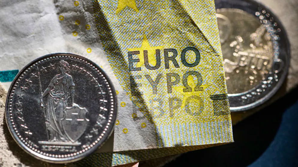Il rapporto fra le due monete ha una grande importanza anche per i consumatori, non da ultimo nelle regioni di confine.