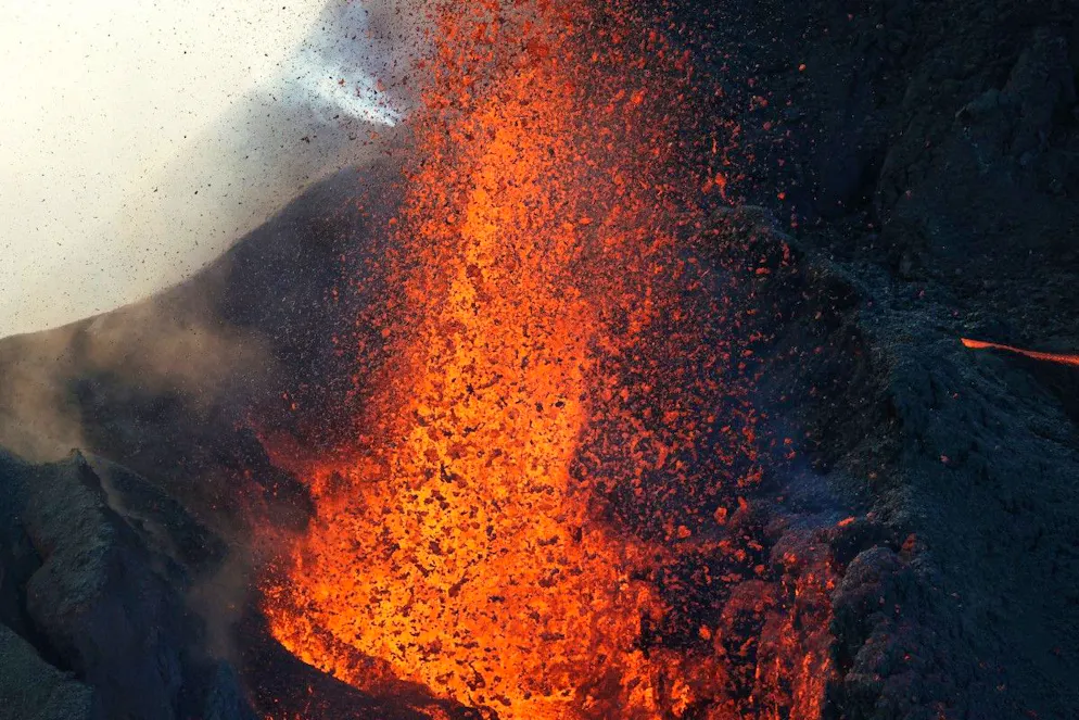 Le Piton de la Fournaise, un des volcans les plus actifs au monde, est en éruption depuis le 13 février.