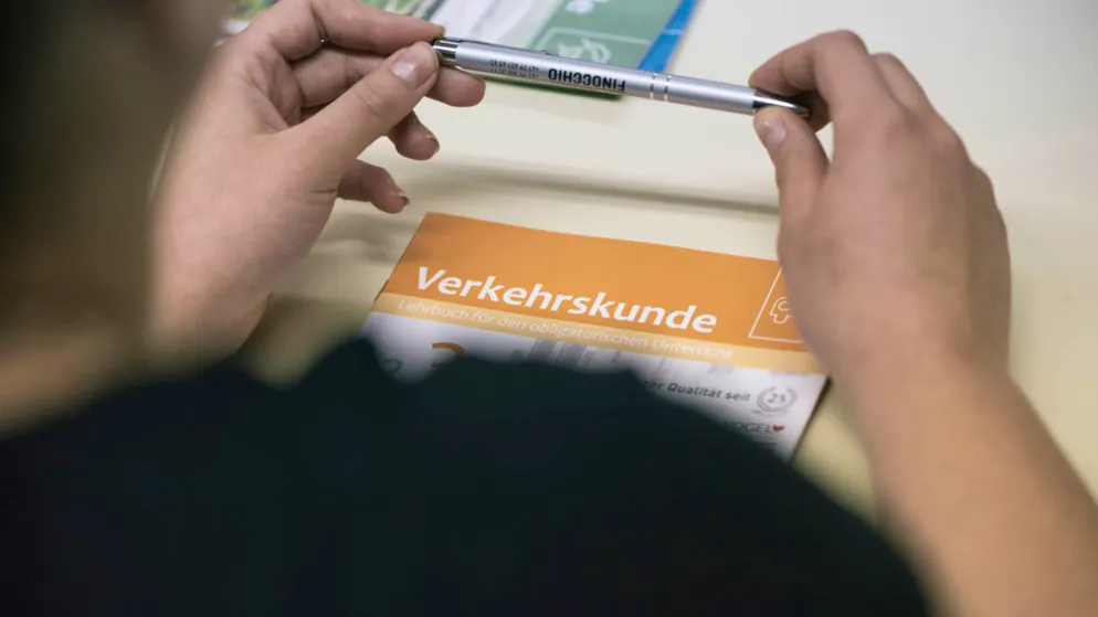 Nach dem Prüfungsboom der Vorjahre kehrten die Zahlen 2025 zur Normalität zurück. Die Erfolgsquote bei der Theorieprüfung sank jedoch weiterhin. (Archivbild)