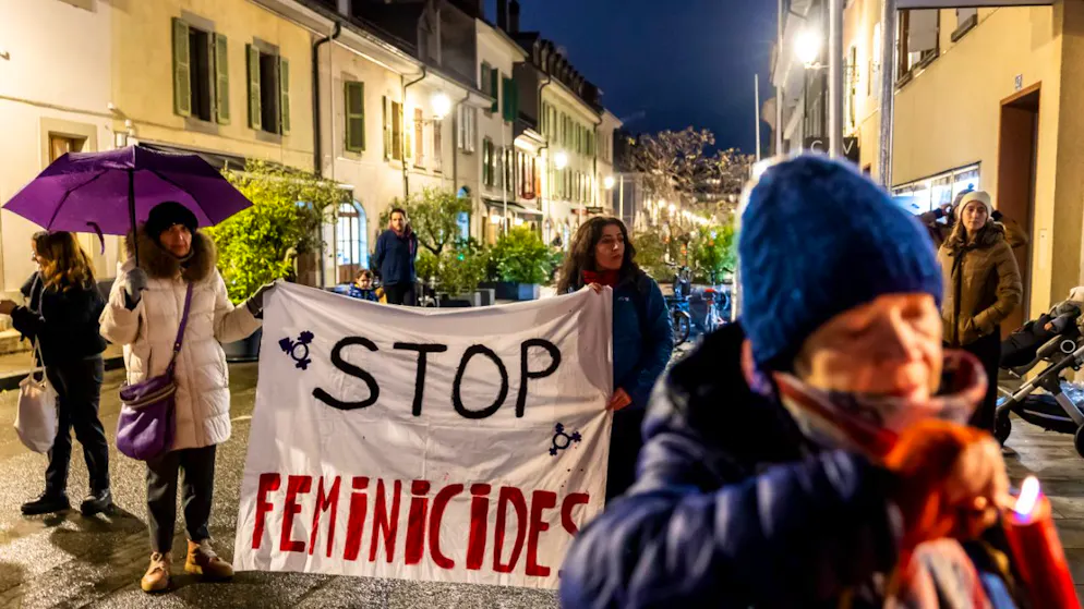La Ville de Carouge aura un banc rouge, symbole de la lutte contre les féminicides. Un rassemblement avait eu lieu dans la Cité sarde fin janvier dernier, suite à la mort d'une femme dans son appartement carougeois. Suspecté, son compagnon avait été arrêté (archives).