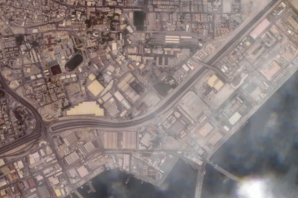 Satellitenbilder zeigen Folgen des Krieges im Nahen Osten. Hier dieselbe Basis nach einem iranischen Angriff am 1. März: Sowohl Militärstützpunkte als auch Ölanlagen in dem Land sind unter heftigen Beschuss geraten. Das Bild beweist, dass ein grosses Gebäude auf dem Stützpunkt zerstört wurde. Zudem sind zwei sogenannte Radome beschädigt, also kuppelförmige Hüllen zum Schutz von Radarantennen. 
