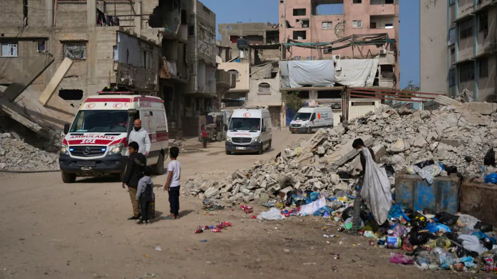 Des véhicules des Nations unies escortent jeudi des ambulances et un bus transportant des patients palestiniens à Khan Younès, alors qu’ils se dirigent vers le poste-frontière de Rafah pour quitter la bande de Gaza afin de recevoir un traitement médical à l’étranger.