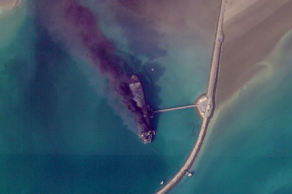 Satellitenbilder zeigen Folgen des Krieges im Nahen Osten. Nach einer US-Attacke brennt am 2. März ein Schiff im iranischen Hafen von Bandar Abbas.
