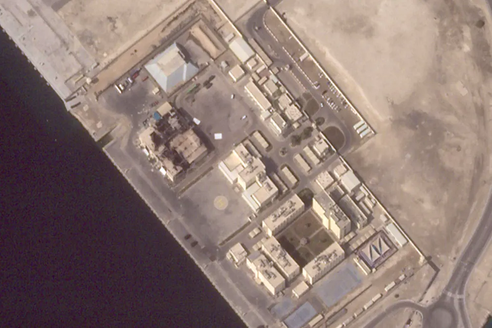 Satellitenbilder zeigen Folgen des Krieges im Nahen Osten. Hier die Basis am 3. März: Zu sehen sind Schäden an zwei grossen hangarartigen Gebäuden auf dem französischen Marinestützpunkt Camp de la Paix in der Hauptstadt der Vereinigten Arabischen Emirate, Abu Dhabi. Die Marinebasis liegt ...