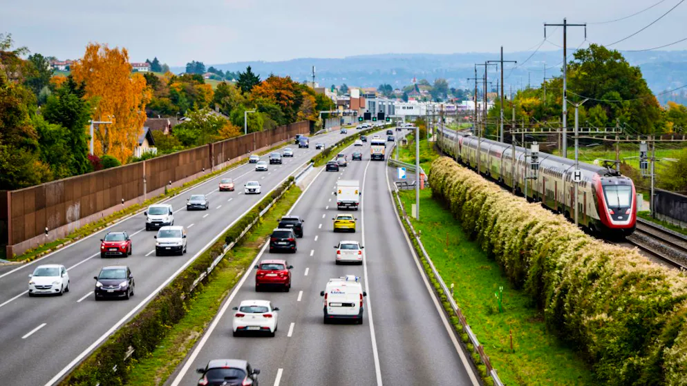 Chi attraversa la Svizzera in auto senza fermarsi potrebbe essere tassato in futuro.