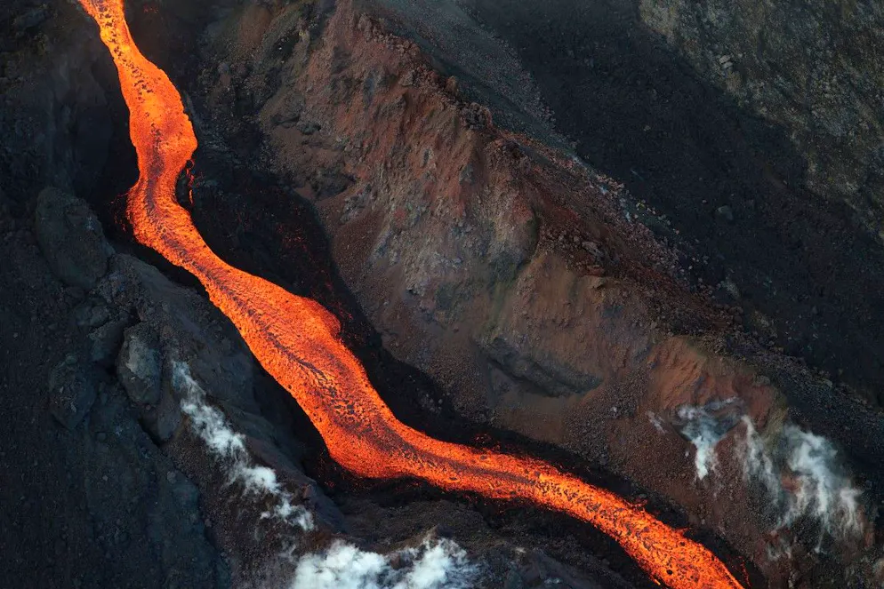 Le Piton de la Fournaise figure parmi les volcans les plus actifs de la planète. Par la fréquence de ses éruptions (en moyenne une tous les neuf mois au cours des dix dernières années), il occupe probablement le premier rang mondial.