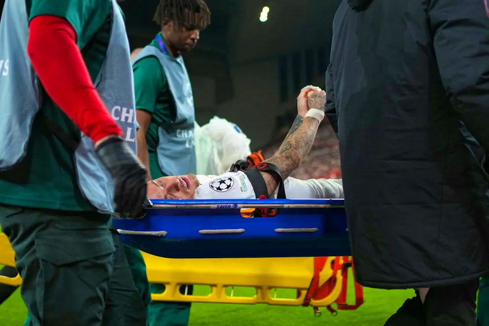 Curious thumb injury: Sané club wants compensation - Gallery. Noa Lang underwent surgery shortly after the game.