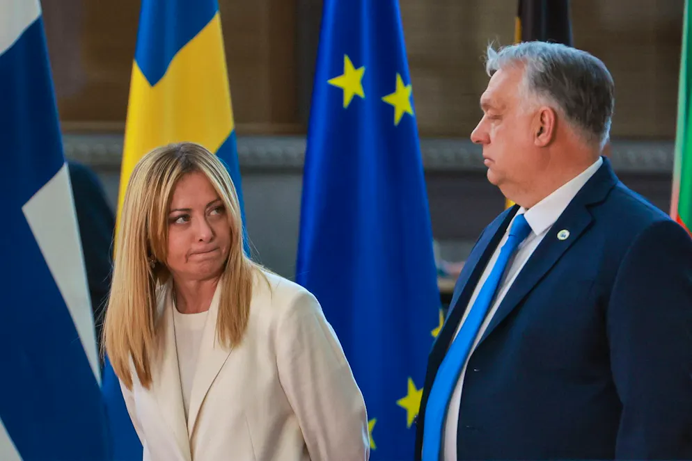 La premier italiana Giorgia Meloni accanto al primo ministro ungherese Viktor Orban poco prima di una foto di rito a Bruxelles.