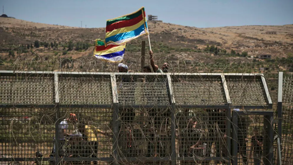 ARCHIV - Syrische Drusen protestieren in der Nähe der israelisch-syrischen Grenze. Foto: Leo Correa/AP/dpa