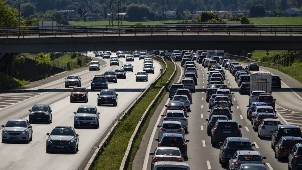 Die Internationale Energieagentur empfiehlt, durch ein Absenken des Tempolimits auf Strassen, das Umsteigen auf öffentliche Verkehrsmittel oder Carsharing den Spritverbrauch zu reduzieren. (Archivbild)