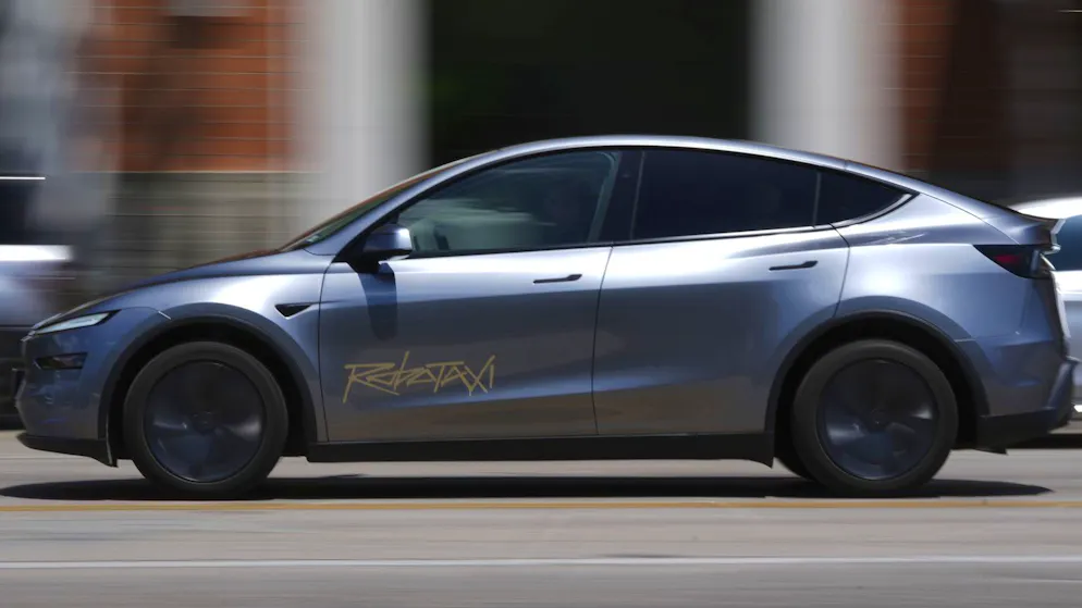 Ein selbstfahrendes robotaxi von Tesla fährt am 22. Juni 2025 durch Austin, Texas. 