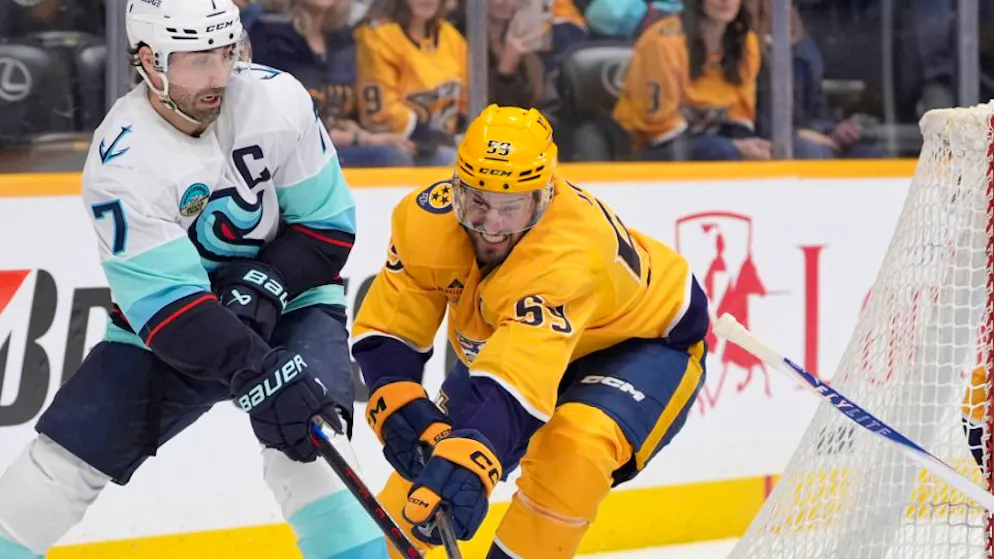 Die Nashville Predators mit Roman Josi (Mitte) kommen im Kampf um einen Playoff-Platz zu einem wichtigen Sieg.