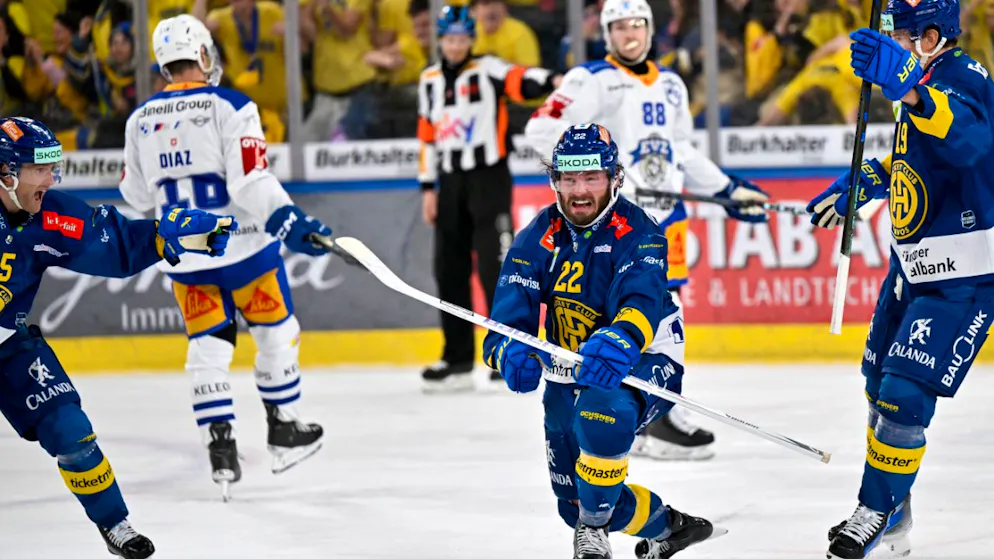 Brendan Lemieux (Mitte) jubelt über den späten 3:3-Ausgleich der Davoser