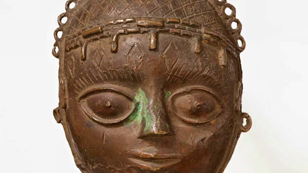 Die Anhängermaske Uhunmwu-Ẹkuẹ wurde Ende des 19. Jahrhunderts im damaligen Königreich Benin (heute Nigeria) geplündert und kam später ins Museum Rietberg in Zürich. Sie ist eine der Benin-Objekte, die nun an Nigeria zurückgegeben werden.