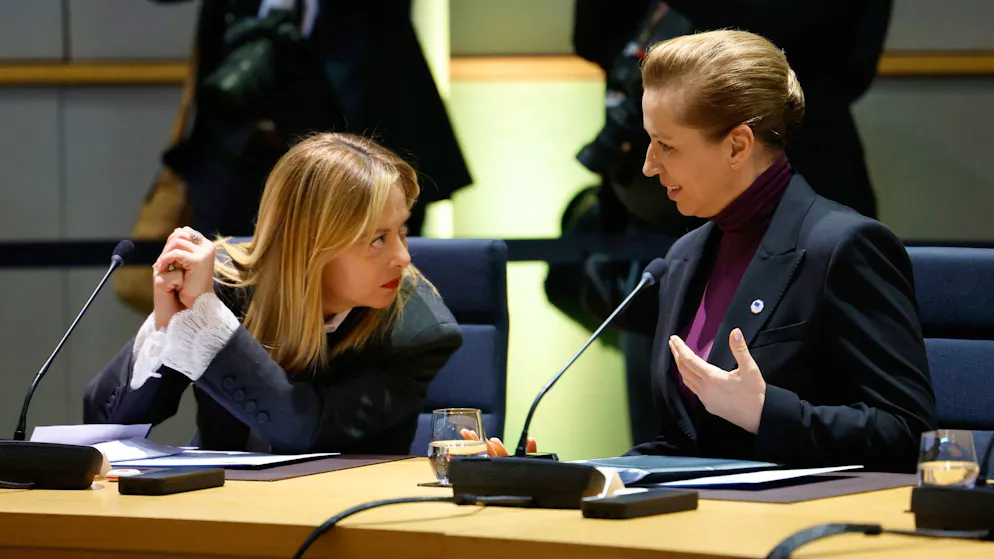Italiens Ministerpräsidentin Giorgia Meloni (l.) und ihre dänische Amtskollegin Mette Frederiksen in Brüssel. (22. Januar 2026)