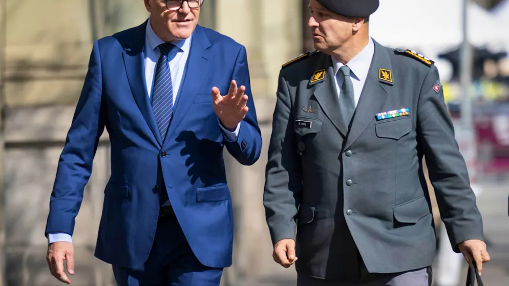 Verteidigungsminister Martin Pfister (links) und Armeechef Benedikt Roos haben am Freitag die Armeebotschaft 2026 präsentiert.
