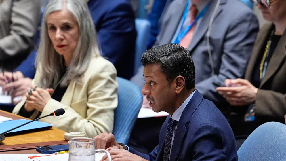 Der UN-Botschafter von Bahrain, Dschamal Alrowaiei (r.) bei einer Sitzung des UN-Sicherheitsrats am 11. März 2026 in New York. 