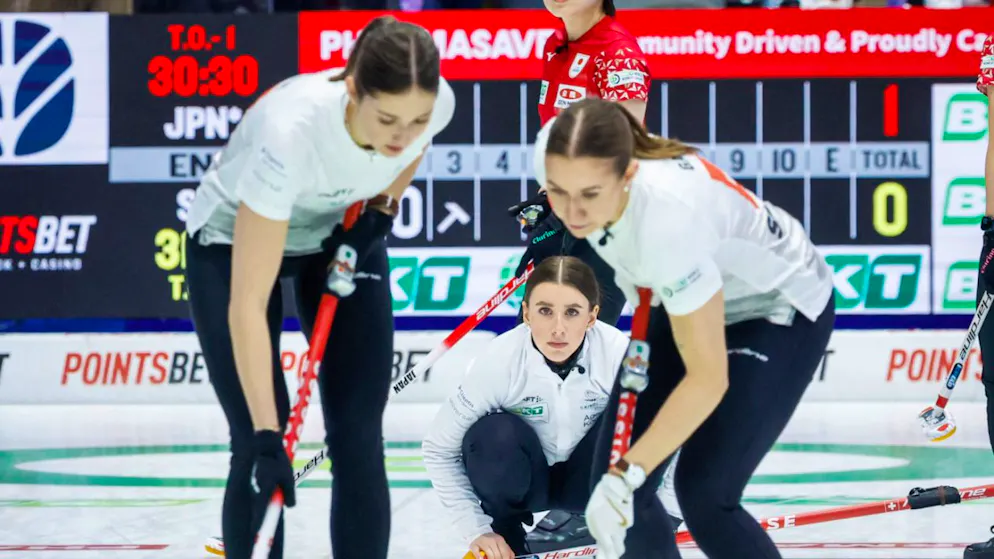 Xenia Schwaller (hinten Mitte) und ihr Team überzeugen an der WM in Calgary weiter