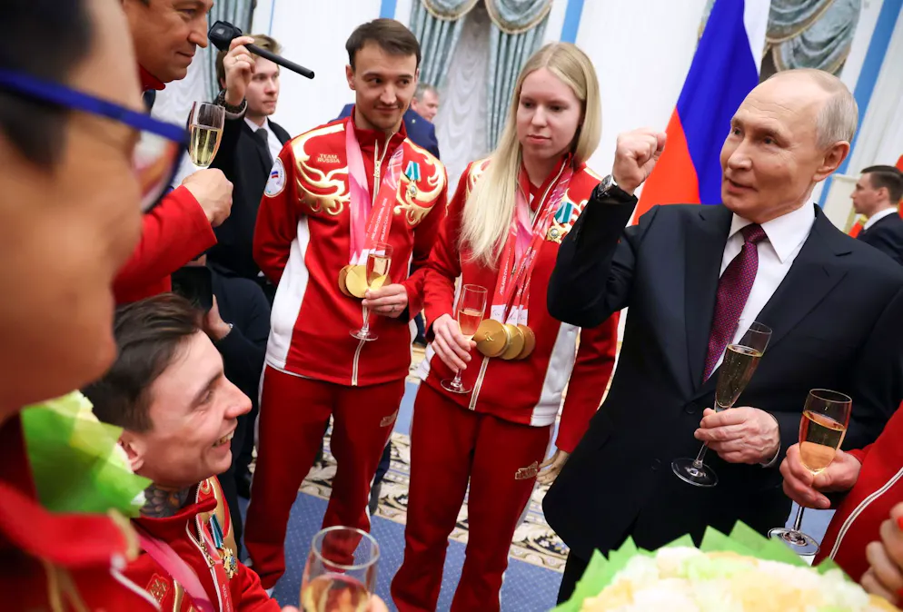 Wladimir Putin empfängt am 19. März im Moskauer Kreml die Athletinnen und Athleten, die an den Paralympics teilgenommen haben.