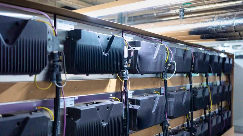 Battery storage systems store solar power from the roof of a Migros store. (symbolic image)