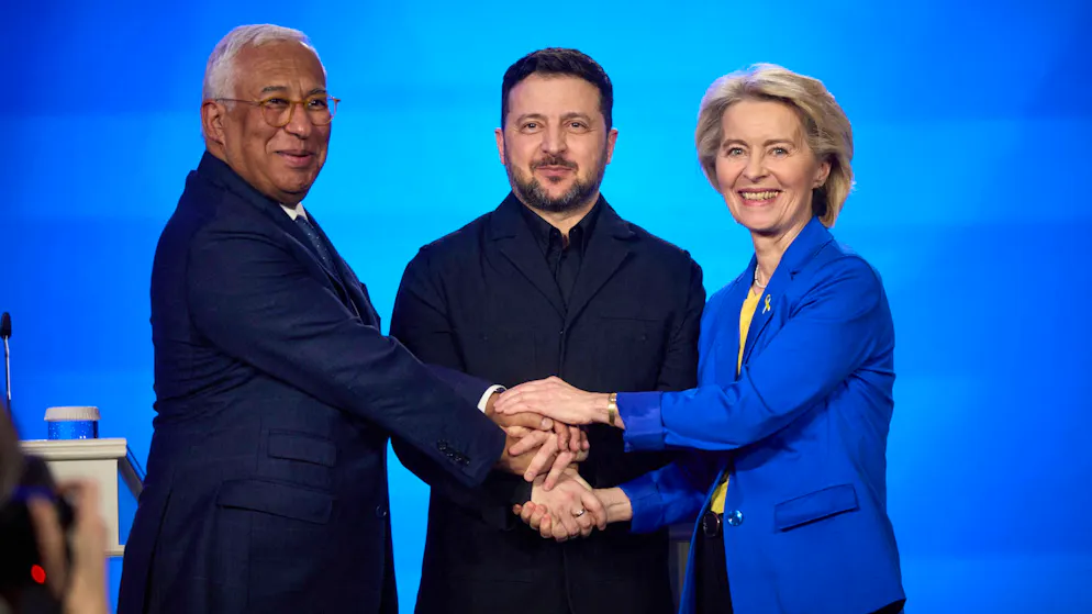 Wolodymyr Selenskyj (M.) mit EU-Kommissionspräsidentin Ursula von der Leyen (r.) und EU-Ratspräsident António Costa (l.). (24. Februar 2026)