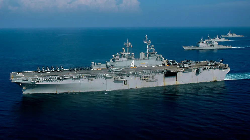 Die USS Boxer (im Vordergrund) ist ein amphibisches Angriffsschiff der Wasp-Klasse.