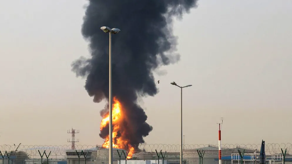 Nuvola di fumo sopra l'aeroporto di Dubai
