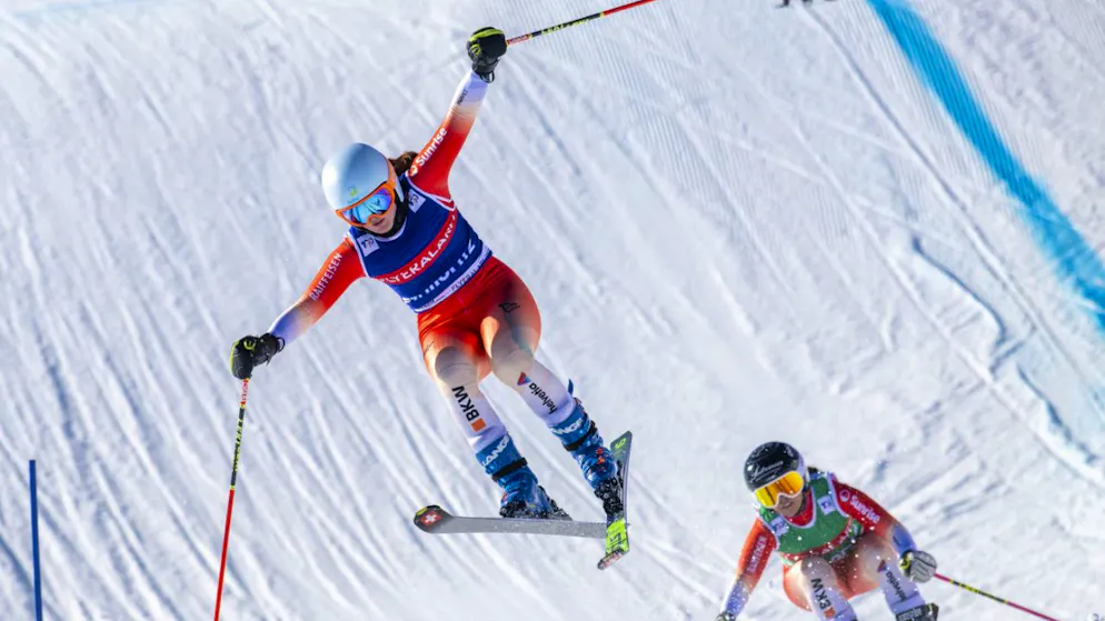 Flog bei der Junioren-WM ganz oben aufs Skicross-Podest: Chiara von Moos (li.)